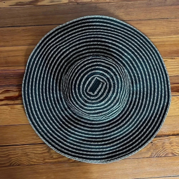 Calvin Klein Classic Glamorous Black and White Oversized Vacation Sun Hat - OS - Picture 2 of 8